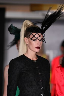 New york - Şubat 10: manken victor de souza koleksiyonu için pist strand hotel mercedes-benz moda haftası 10 Şubat 2013 tarihinde new York'ta yürür