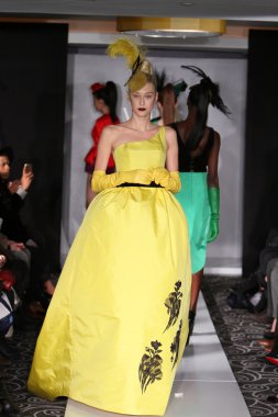 New york - Şubat 10: model anastasia khozisova yürür victor de souza koleksiyonu için pist strand hotel mercedes-benz moda haftası 10 Şubat 2013 tarihinde new York'ta