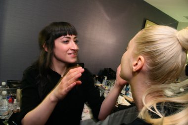 New york - Şubat 10: manken strand hotel mercedes-benz moda haftası 10 Şubat 2013 tarihinde new York'ta kuliste victor de souza koleksiyonu için hazır hale getirilir