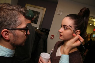 New york - Şubat 10: manken strand hotel mercedes-benz moda haftası 10 Şubat 2013 tarihinde new York'ta kuliste victor de souza koleksiyonu için hazır hale getirilir