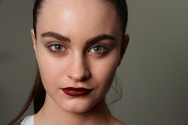 New york - Şubat 10: bir model için victor de souza koleksiyonu strand Hotel mercedes-benz moda haftası 10 Şubat 2013 tarihinde new York'ta sahne arkasında poz