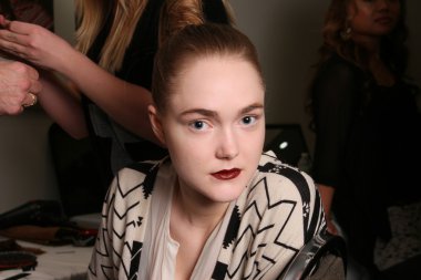 New york - Şubat 10: bir model için victor de souza koleksiyonu strand Hotel mercedes-benz moda haftası 10 Şubat 2013 tarihinde new York'ta sahne arkasında poz