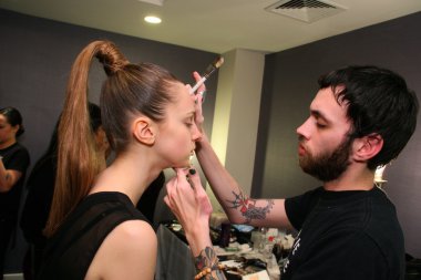 New york - Şubat 10: manken strand hotel mercedes-benz moda haftası 10 Şubat 2013 tarihinde new York'ta kuliste victor de souza koleksiyonu için hazır hale getirilir