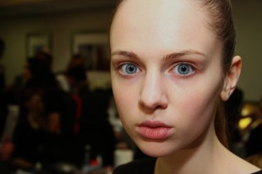 New york - Şubat 10: bir model için victor de souza koleksiyonu strand Hotel mercedes-benz moda haftası 10 Şubat 2013 tarihinde new York'ta sahne arkasında poz