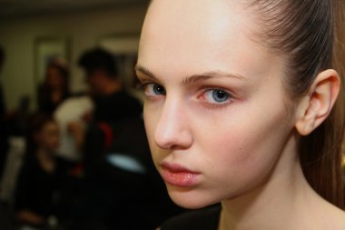New york - Şubat 10: bir model için victor de souza koleksiyonu strand Hotel mercedes-benz moda haftası 10 Şubat 2013 tarihinde new York'ta sahne arkasında poz