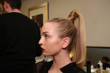 New york - Şubat 10: bir model için victor de souza koleksiyonu strand Hotel mercedes-benz moda haftası 10 Şubat 2013 tarihinde new York'ta sahne arkasında poz