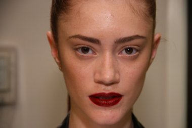 New york - Şubat 10: bir model için victor de souza koleksiyonu strand Hotel mercedes-benz moda haftası 10 Şubat 2013 tarihinde new York'ta sahne arkasında poz