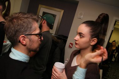 New york - Şubat 10: manken strand hotel mercedes-benz moda haftası 10 Şubat 2013 tarihinde new York'ta kuliste victor de souza koleksiyonu için hazır hale getirilir