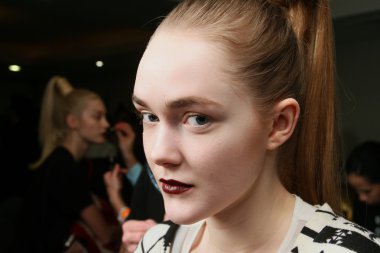 New york - Şubat 10: manken strand hotel mercedes-benz moda haftası 10 Şubat 2013 tarihinde new York'ta kuliste victor de souza koleksiyonu için hazır hale getirilir