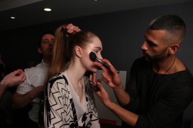 New york - Şubat 10: manken strand hotel mercedes-benz moda haftası 10 Şubat 2013 tarihinde new York'ta kuliste victor de souza koleksiyonu için hazır hale getirilir