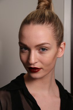 New york - Şubat 10: bir model için victor de souza koleksiyonu strand Hotel mercedes-benz moda haftası 10 Şubat 2013 tarihinde new York'ta sahne arkasında poz