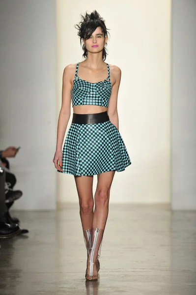 НЬЮ-ЙОРК, Нью-Йорк - 13 февраля 2013 года модель ходит по подиуму на модном показе Джереми Скотта осенью 2013 года во время Недели Моды MADE в Milk Studios 13 февраля 2013 года в Нью-Йорке — стоковое фото
