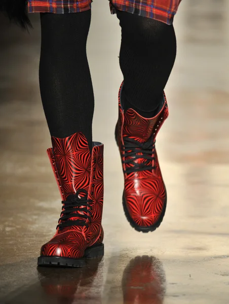 ニューヨーク、ニューヨーク - 2 月 13 日: ニューヨークのファッションウィーク期間中に作ったミルク スタジオで 2013 年 2 月 13 日にジェレミー ・ スコット秋 2013年ファッションの滑走路を表示するモデル散歩です。 — ストック写真