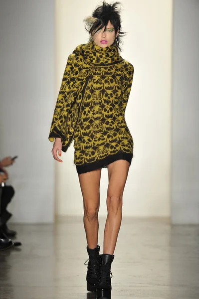 New York, New York - február 13-án: A modell séta a kifutón a Jeremy Scott őszi 2013 divat show során készült Fashion Week-tej Studios-a február 13, 2013 New Yorkban — Stock Fotó