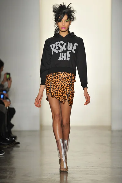 НЬЮ-ЙОРК, Нью-Йорк - 13 февраля 2013 года модель ходит по подиуму на модном показе Джереми Скотта осенью 2013 года во время Недели Моды MADE в Milk Studios 13 февраля 2013 года в Нью-Йорке — стоковое фото