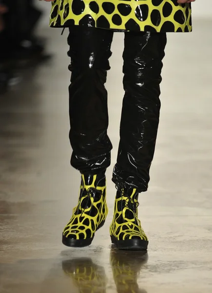 New York, Ny - 13 februari: Een model wandelingen de start-en landingsbaan op de Jeremy Scott val 2013 fashion tijdens gemaakt Fashion Week in melk Studios op 13 februari 2013 in New York City weergeven — Stockfoto