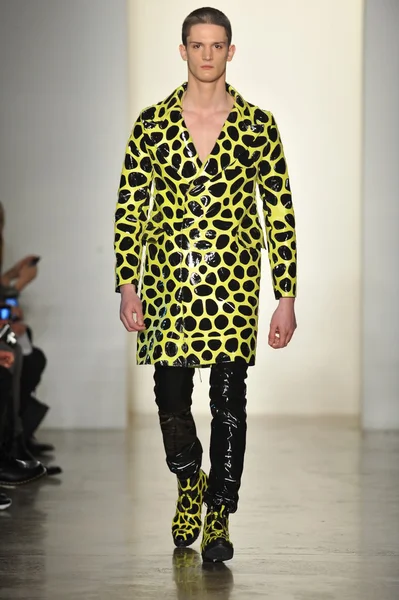 New York, Ny - 13 februari: En modell går banan vid Jeremy Scott hösten 2013 mode Visa under gjorde Fashion Week på mjölk Studios den 13 februari, 2013 i New York City — Stockfoto