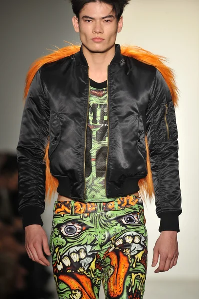 New York, Ny - 13 februari: Een model wandelingen de start-en landingsbaan op de Jeremy Scott val 2013 fashion tijdens gemaakt Fashion Week in melk Studios op 13 februari 2013 in New York City weergeven — Stockfoto