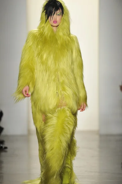 NEW YORK, NY - FEBRUARY 13: A model walks the runway at the Jeremy Scott fall 2013 fashion show during MADE Fashion Week at Milk Studios on February 13, 2013 in New York City — Stock Photo, Image