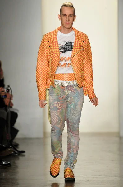 НЬЮ-ЙОРК, Нью-Йорк - 13 февраля дизайнер Джереми Скотт выходит на подиум на модном показе Джереми Скотта осенью 2013 года во время Недели Моды MADE в Milk Studios 13 февраля 2013 года в Нью-Йорке — стоковое фото