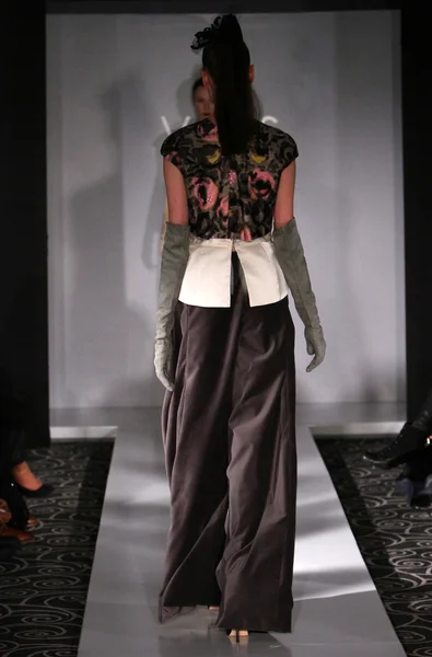 NEW YORK - FEBRUARY 10: A model walks runway for Victor de Souza collection at the Strand hotel during Mercedes-Benz Fashion Week on February 10, 2013 in New York City — Stock Photo, Image