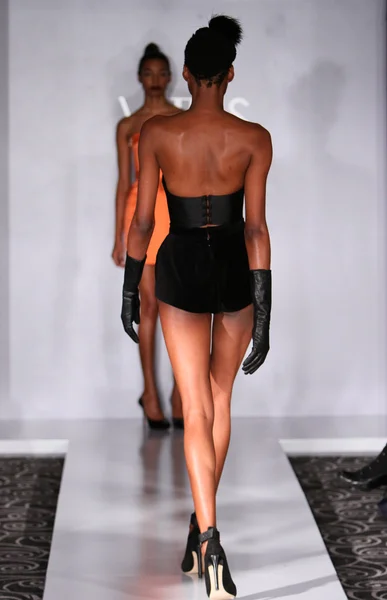 NEW YORK - FEBRUARY 10: A model walks runway for Victor de Souza collection at the Strand hotel during Mercedes-Benz Fashion Week on February 10, 2013 in New York City — Stock Photo, Image