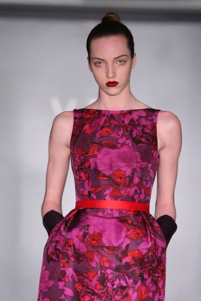 NEW YORK - FEBRUARY 10: A model walks runway for Victor de Souza collection at the Strand hotel during Mercedes-Benz Fashion Week on February 10, 2013 in New York City — Stock Photo, Image