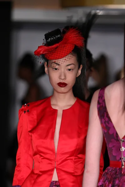 NEW YORK - FEBRUARY 10: A model walks runway for Victor de Souza collection at the Strand hotel during Mercedes-Benz Fashion Week on February 10, 2013 in New York City — Stock Photo, Image