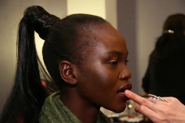 NEW YORK - FEBRUARY 10: A model gets ready backstage for Victor de Souza collection at the Strand hotel during Mercedes-Benz Fashion Week on February 10, 2013 in New York City — Stock Photo, Image