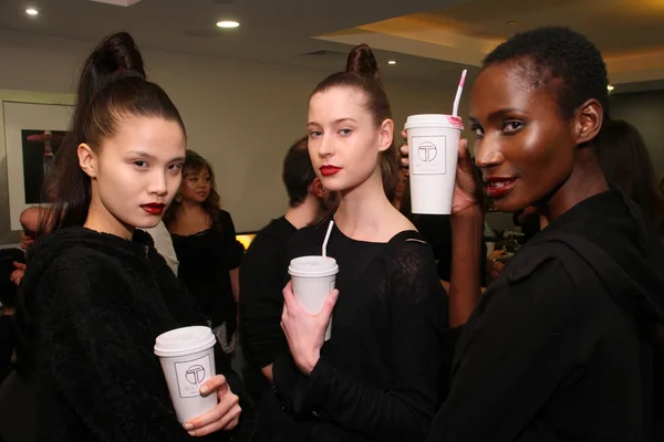 NOVA IORQUE - FEVEREIRO 10: Modelos posando nos bastidores da coleção Victor de Souza no hotel Strand durante a Mercedes-Benz Fashion Week em 10 de fevereiro de 2013 em Nova York — Fotografia de Stock