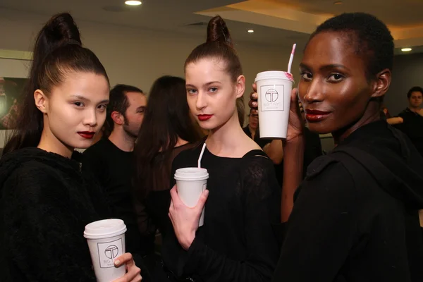 NOVA IORQUE - FEVEREIRO 10: Modelos posando nos bastidores da coleção Victor de Souza no hotel Strand durante a Mercedes-Benz Fashion Week em 10 de fevereiro de 2013 em Nova York — Fotografia de Stock