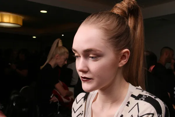 NOVA IORQUE - FEVEREIRO 10: Modelo posando nos bastidores da coleção Victor de Souza no hotel Strand durante a Mercedes-Benz Fashion Week em 10 de fevereiro de 2013 em Nova York — Fotografia de Stock