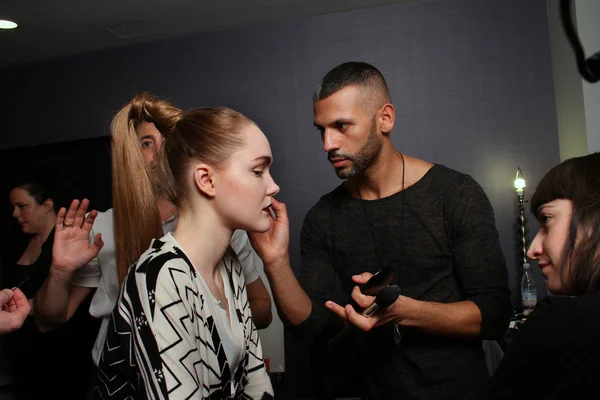 NOVA IORQUE - FEVEREIRO 10: Um modelo se prepara nos bastidores para a coleção Victor de Souza no hotel Strand durante a Mercedes-Benz Fashion Week, em 10 de fevereiro de 2013, em Nova York — Fotografia de Stock