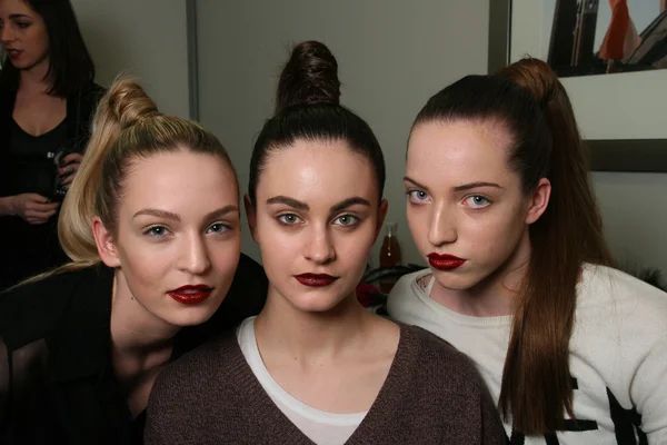 NOVA IORQUE - FEVEREIRO 10: Modelos posando nos bastidores da coleção Victor de Souza no hotel Strand durante a Mercedes-Benz Fashion Week em 10 de fevereiro de 2013 em Nova York — Fotografia de Stock