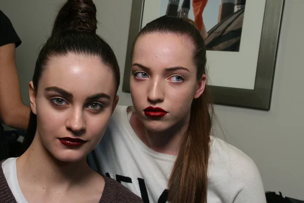 NOVA IORQUE - FEVEREIRO 10: Modelos posando nos bastidores da coleção Victor de Souza no hotel Strand durante a Mercedes-Benz Fashion Week em 10 de fevereiro de 2013 em Nova York — Fotografia de Stock