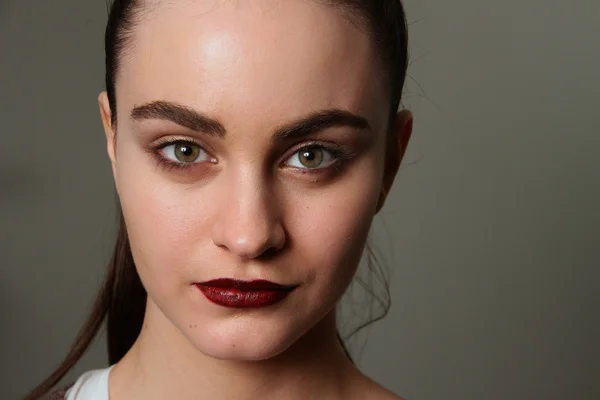 NEW YORK - FEBRUARY 10: A Model posing backstage for Victor de Souza collection at the Strand hotel during Mercedes-Benz Fashion Week on February 10, 2013 in New York City — Stock Photo, Image