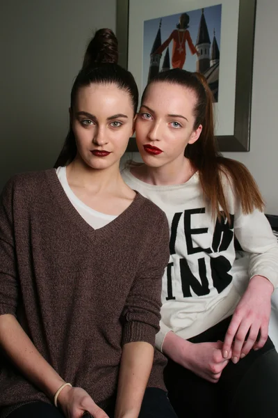 NUEVA YORK - 10 DE FEBRERO: Modelos posando detrás del escenario para la colección Victor de Souza en el hotel Strand durante la Semana de la Moda Mercedes-Benz el 10 de febrero de 2013 en la ciudad de Nueva York —  Fotos de Stock