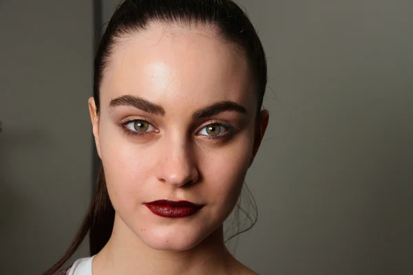 NOVA IORQUE - FEVEREIRO 10: Um modelo posando nos bastidores da coleção Victor de Souza no hotel Strand durante a Mercedes-Benz Fashion Week em 10 de fevereiro de 2013 em Nova York — Fotografia de Stock