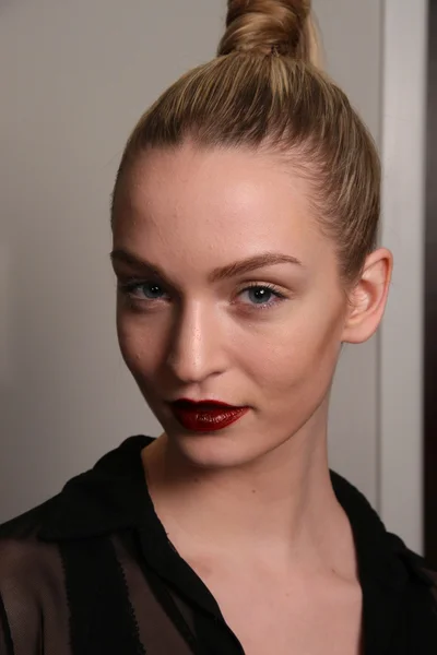 NUEVA YORK - 10 DE FEBRERO: Un modelo posando entre bastidores para la colección Victor de Souza en el hotel Strand durante la Semana de la Moda Mercedes-Benz el 10 de febrero de 2013 en la ciudad de Nueva York —  Fotos de Stock