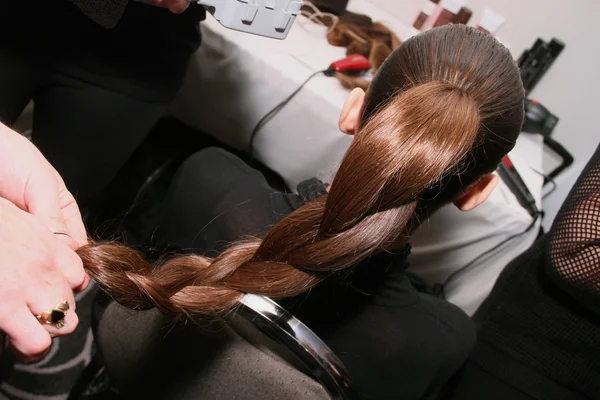 NEW YORK - 10 FÉVRIER : Un mannequin se prépare en coulisses pour la collection Victor de Souza à l'hôtel Strand lors de la Fashion Week Mercedes-Benz le 10 février 2013 à New York — Photo