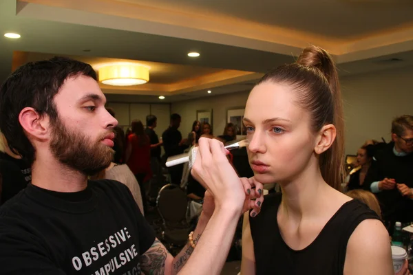 NOVA IORQUE - FEVEREIRO 10: Um modelo se prepara nos bastidores para a coleção Victor de Souza no hotel Strand durante a Mercedes-Benz Fashion Week, em 10 de fevereiro de 2013, em Nova York — Fotografia de Stock