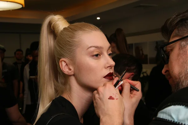 NOVA IORQUE - FEVEREIRO 10: Um modelo se prepara nos bastidores para a coleção Victor de Souza no hotel Strand durante a Mercedes-Benz Fashion Week, em 10 de fevereiro de 2013, em Nova York — Fotografia de Stock