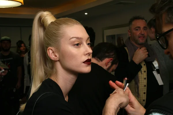 NOVA IORQUE - FEVEREIRO 10: Um modelo se prepara nos bastidores para a coleção Victor de Souza no hotel Strand durante a Mercedes-Benz Fashion Week, em 10 de fevereiro de 2013, em Nova York — Fotografia de Stock