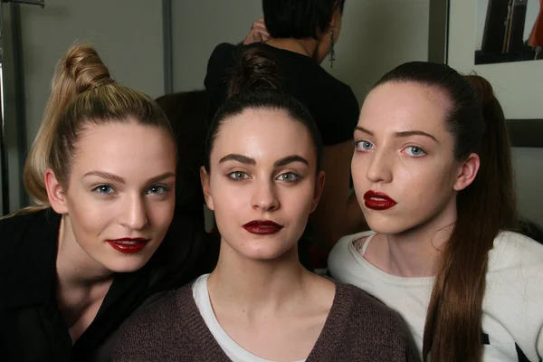 NOVA IORQUE - FEVEREIRO 10: Modelos posando nos bastidores da coleção Victor de Souza no hotel Strand durante a Mercedes-Benz Fashion Week em 10 de fevereiro de 2013 em Nova York — Fotografia de Stock