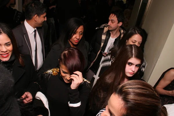 NEW YORK - FEBRUARY 10: Guests before for Victor de Souza collection at the Strand hotel during Mercedes-Benz Fashion Week on February 10, 2013 in New York City — Stock Photo, Image