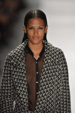 New york, ny - Şubat 09: manken hoffman gösterisi lincoln aşamada mercedes-benz moda haftası sırasında 9 Şubat 2013 new York'ta Merkez mara pist yürür