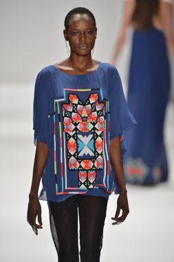 New york, ny - Şubat 09: manken hoffman gösterisi lincoln aşamada mercedes-benz moda haftası sırasında 9 Şubat 2013 new York'ta Merkez mara pist yürür