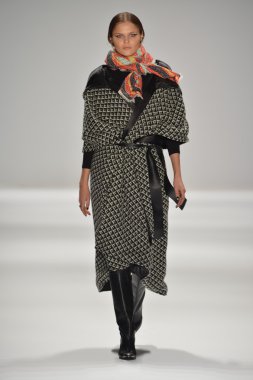 New york, ny - Şubat 09: manken hoffman gösterisi lincoln aşamada mercedes-benz moda haftası sırasında 9 Şubat 2013 new York'ta Merkez mara pist yürür