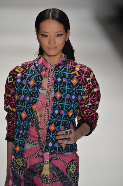 NEW YORK, NY - FEBRUARY 09: A model walks the runway at the Mara Hoffman show during Mercedes-Benz Fashion Week at The Stage at Lincoln Center on February 9, 2013 in New York City — Stock Photo, Image