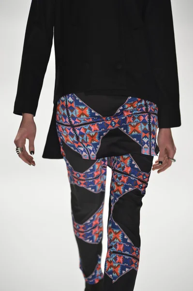 Нью-Йорк, Нью-Йорк - лютому 09: модель прогулянки злітно-посадкової смуги в Мара Хоффман шоу під час mercedes-benz fashion тижня на етапі в Лінкольн центру на 9 лютого 2013 року в Нью-Йорку — стокове фото